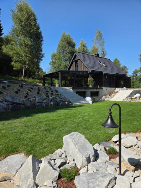 Na zdjęciu widoczny jest obiekt Chillout Kocoń nowoczesny dom w górach położony w mieście Las.