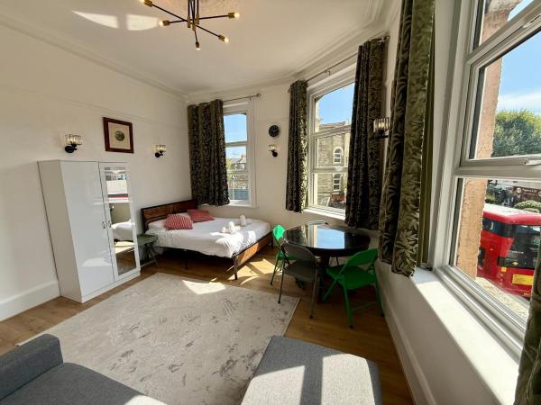 The Finchley Grand Flat I, London
