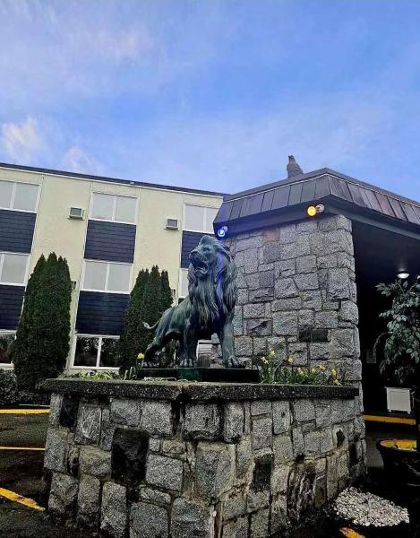 Na fotografii je vidět objekt Marina Hotel nacházející se ve městě Port Alberni.