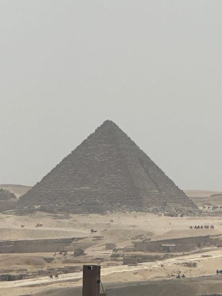 Na fotografii je vidět objekt king pyramids nacházející se ve městě Káhira.