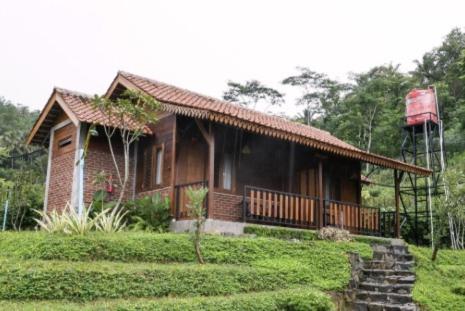 Na zdjęciu widoczny jest obiekt Giri Tengah Resort Borobudur położony w mieście Kayuares.