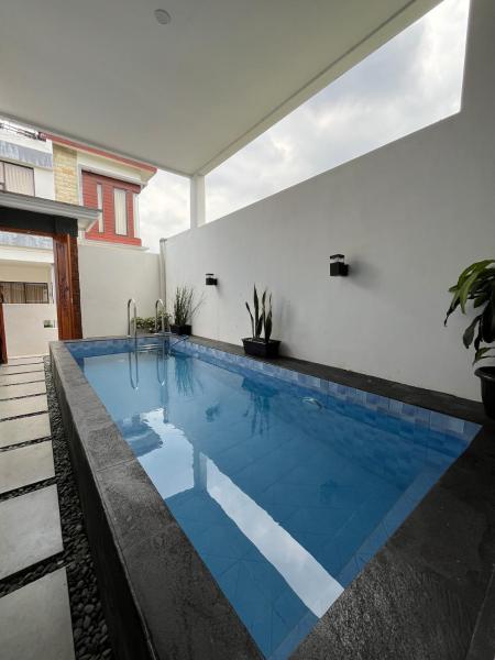 A la foto es mostra l'objecte 2BR Family Villa with Private Pool, Rooftop, Karaoke by Villa Tama situat a la ciutat de Batu.