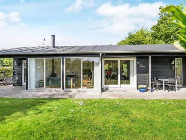 A la foto es mostra l'objecte 8 person holiday home in Glesborg situat a la ciutat de Glesborg.