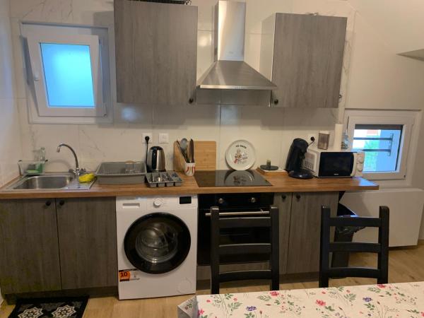A la foto es mostra l'objecte Appartement 3 pièces dans une maison au calme situat a la ciutat de Ayse.