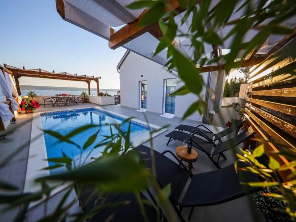 På billedet ses objektet Holiday Home in Maslenica with Sea View beliggende i byen Maslenica.