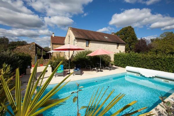 A la foto es mostra l'objecte La Garenne avec sa piscine privée proche de Sarlat situat a la ciutat de Combas.