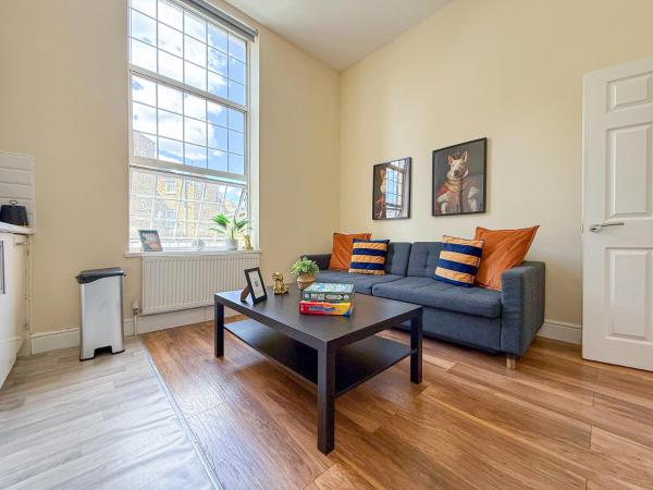 Disc Monthly Rate - Bright 2-Bed Flat with FREE WiFi near Shepherds Bush, Westfield London, Hammersmith & Kensington, London