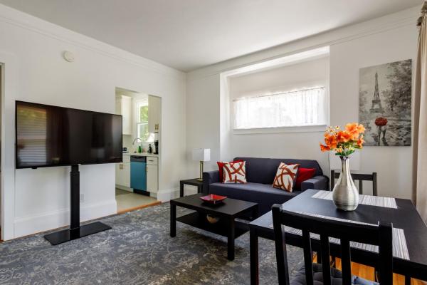 Foto 7: 3 Berkeley - 1 Bedroom Apartment, with Laundry