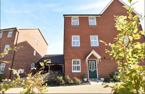 A la foto es mostra l'objecte Weldon Road - Townhouse Overlooking the Park with Parking situat a la ciutat de Swanscombe.