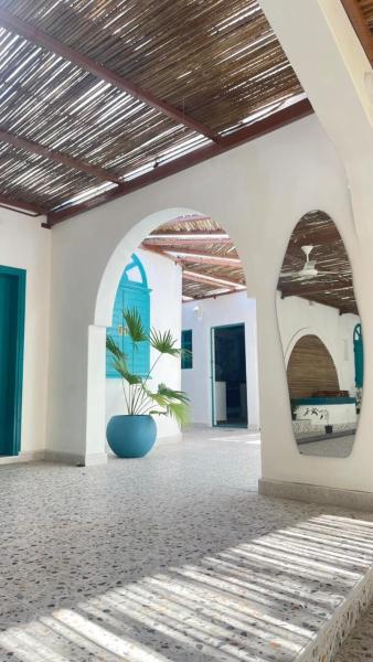 Na zdjęciu widoczny jest obiekt Casa Blanca - calm space for soul revival położony w mieście Ādam.