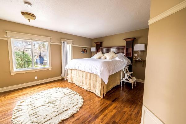 A la foto es mostra l'objecte Elowen Suites Downtown situat a la ciutat de Drumheller.