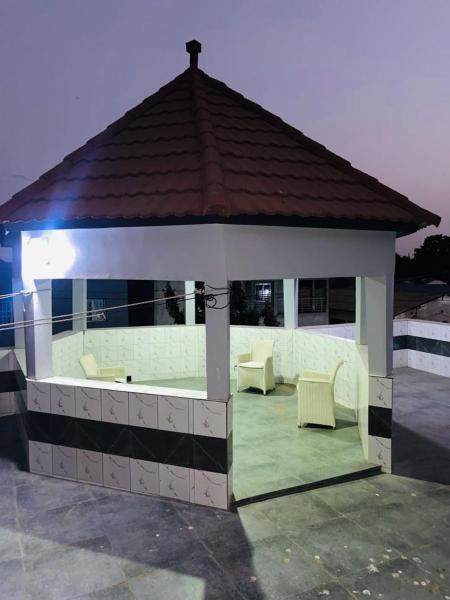 A la foto es mostra l'objecte Tropical Getaway - Rooftop Apartment situat a la ciutat de Sukuta.