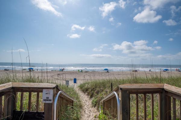 Fotografie 5: Oceanfront with Pool - New Flooring - New Furniture