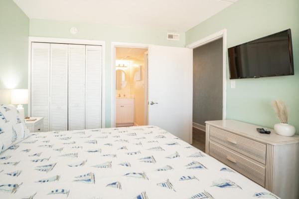 Fotografie 7: Oceanfront with Pool - New Flooring - New Furniture
