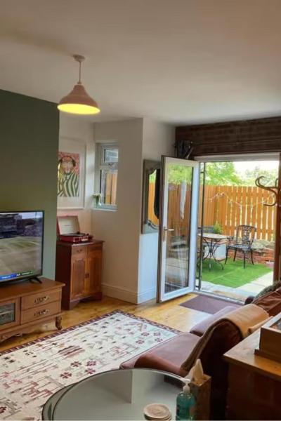 Rock Studio - Free Parking & WiFi Near City Centre, Leeds
