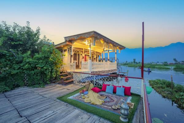 A la foto es mostra l'objecte SaffronStays Kingori Houseboat - luxury houseboat with private deck, shikara high tea & lake views situat a la ciutat de Srinagar.