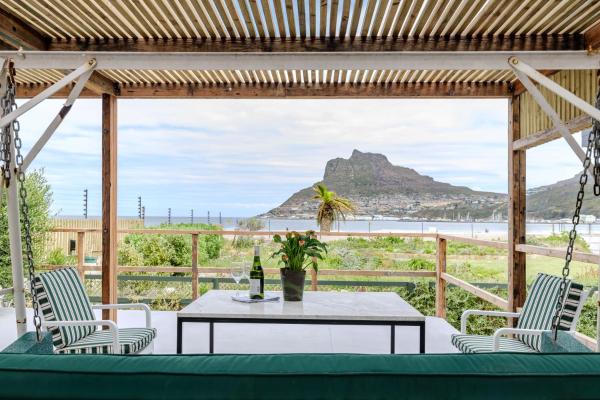 La photo montre l'objet Beachfront 3 Bed With Private Parking & BBQ Area situé dans la ville de Hout Bay.