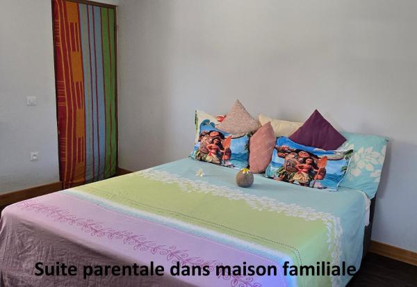 A la foto es mostra l'objecte Hei Hei situat a la ciutat de Papetoai.