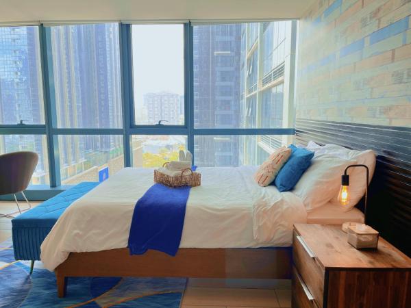 BGC 1BR, Steps to Mitsukoshi & Uptown Malls, 300Mbps Fiber 17F, Manila