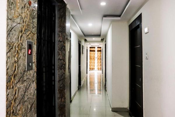 На фото показан объект Hotel O Raj Vihar, расположенный в городе Mohammadnagar.