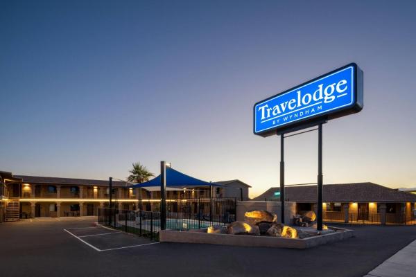 Na zdjęciu widoczny jest obiekt Travelodge by Wyndham Parker położony w mieście Parker.