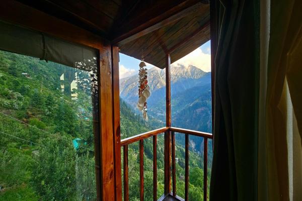 På bildet vises objektet Parvati's Lap Mountain Villa- MEGHBARI som ligger i byen Manīkaran.
