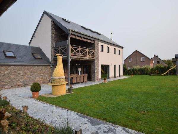 Na fotografii je vidět objekt Grandeur Villa with Sauna & Jacuzzi in Durbuy nacházející se ve městě Durbuy.