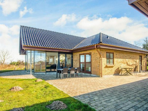 Na fotografii je vidět objekt Luxury Fjordview Retreat-By Traum nacházející se ve městě Bøstrup.