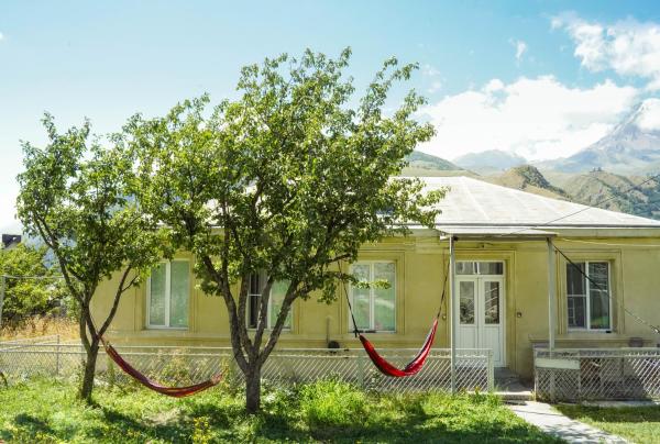 Kuvassa näkyy kohde Family Hotel 7 Sisters, joka sijaitsee kaupungissa Kazbegi.
