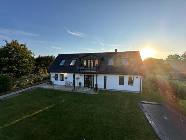 Na zdjęciu widoczny jest obiekt Charmigt havsnära boende på Österlen położony w mieście Simrishamn.