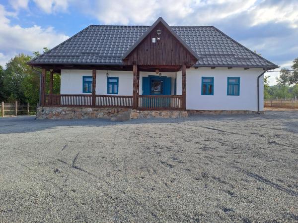 照片显示了位于Şişeşti市的Gospodaria Suseni物件。