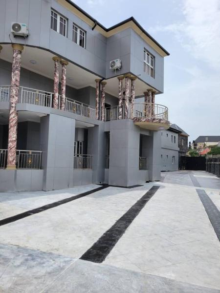 A la foto es mostra l'objecte International royal hotel situat a la ciutat de Owerri.