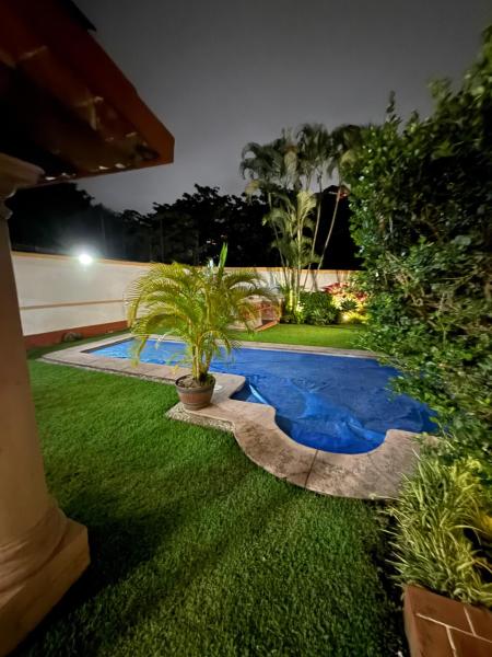 En la foto se muestra el objeto Casa La Cañada216 con Alberca Climatizada ubicado en la ciudad de Cuernavaca.