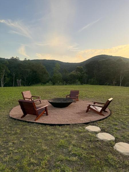 The photo shows the Private Treehouse Villa and Outdoor Bath located in the city of Kin Kin.