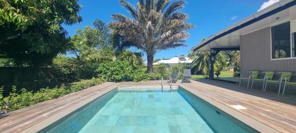 A la foto es mostra l'objecte Fare Coco Tiaré - Jardin Tropical Piscine - Moorea situat a la ciutat de Vairoa.