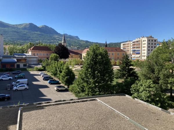 Na fotografii je vidět objekt Gap studio dans centre ville nacházející se ve městě Rambaud.