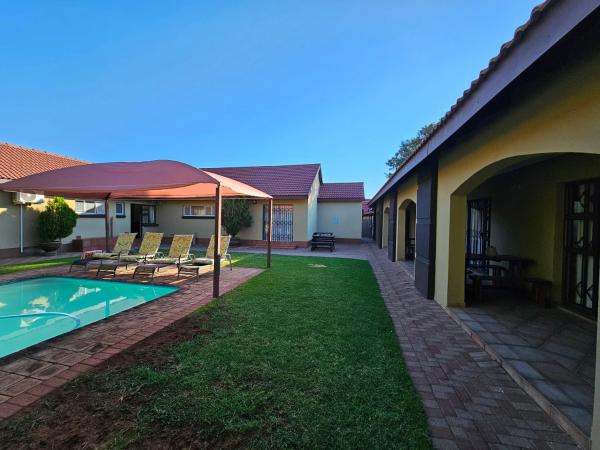 Na fotografii je vidět objekt Fancy Yellow Guesthouse nacházející se ve městě Request.