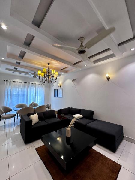 Kolmen makuuhuoneen talo — 1000 m² - Spacious, Furnished, 3-Bedrooms Home in Dha Lahore