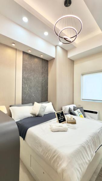 写真にはサンフェルナンド市にあるTHE LUXE NOOK - Azure Northが写っています。