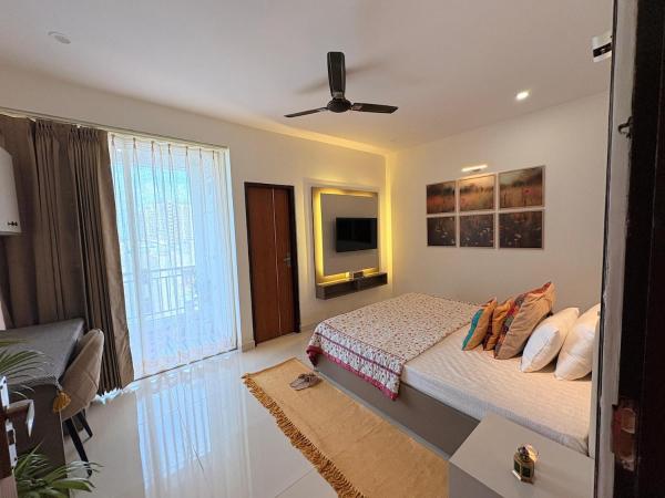A la foto es mostra l'objecte Couple Canvas- Luxurious 1-BHK Peaceful Apartment situat a la ciutat de Siroli.