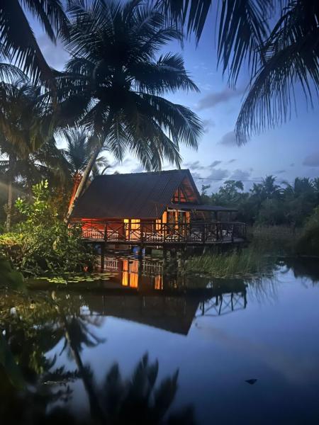 A la foto es mostra l'objecte Waves Floating Villa situat a la ciutat de Akurala.