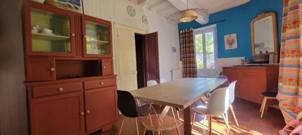 The photo shows the Maison à Cadillac avec jardin located in the city of Cérons.