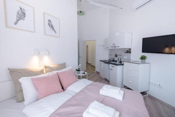 Studio at fantastic location with AC photo 1