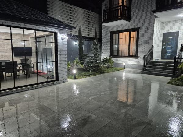 写真にはクサール市にあるВиллаが写っています。