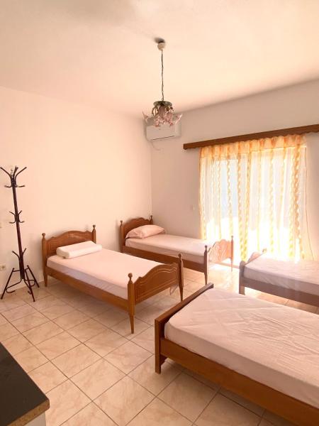 A la foto es mostra l'objecte Blue Eye Inn situat a la ciutat de Delvinë.
