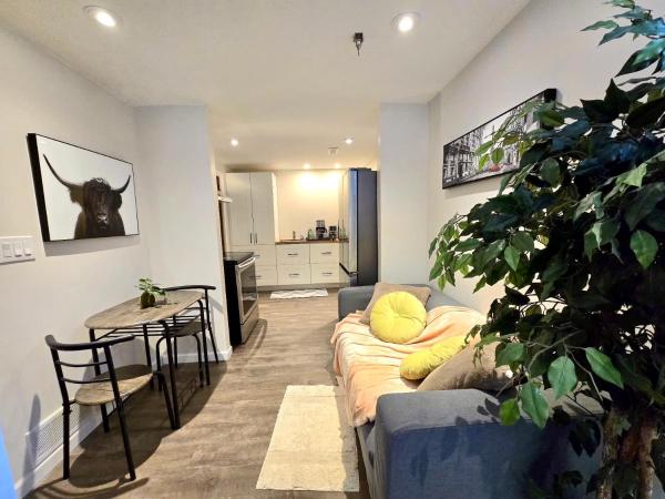 På bildet vises objektet Cozy,spacious basement suite in Cambridge near 401 som ligger i byen Cambridge.