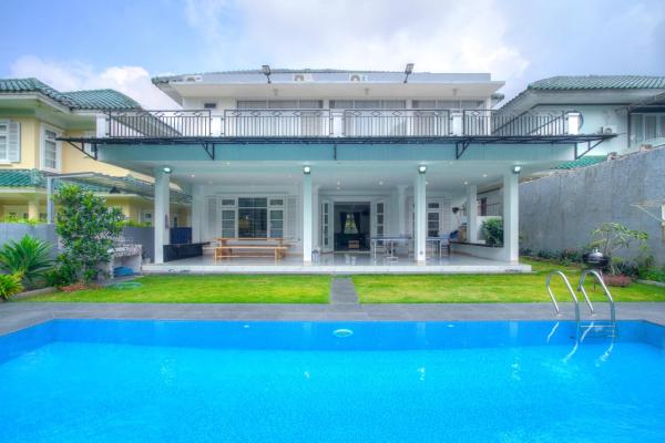 Na fotografii je vidět objekt Villa Ixora Resort nacházející se ve městě Cibadak.
