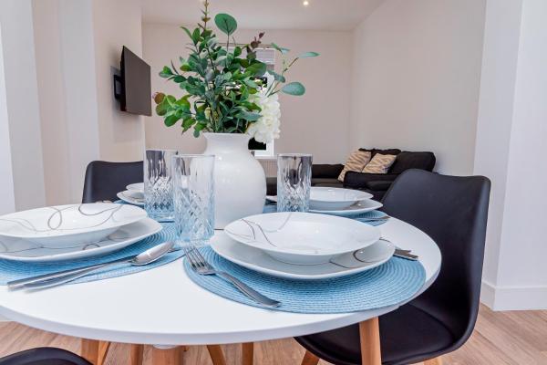 A la foto es mostra l'objecte Stunning 3-Bedroom Home in Bletchley - Close to City Centre and Train Station - Free Private Parking - Fast Wi-Fi and Smart TV situat a la ciutat de Bletchley.