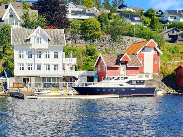 Na zdjęciu widoczny jest obiekt Waterfront Villa Boat Included, Near Bergen położony w mieście Trælland.