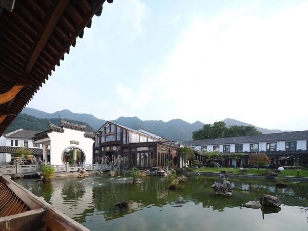 A la foto es mostra l'objecte Jinyun Maixiang Hidden Villa (Jinyun Shuangmian Museum Store) situat a la ciutat de Jinyun.